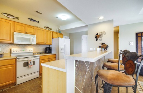 Lake Ozark Condo | Family Condo w/Views & Pool Access in Lake Ozark!