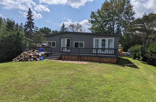 Cumberland Beach Cottage | Family Cottage on Lake Couchiching
