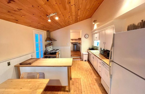 Athens Cottage | Family Cottage on Private Island