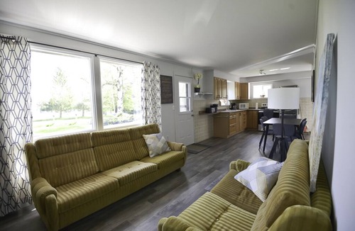 Isaacs Glen Cottage | Family Cottage with Large Yard & Lake Access