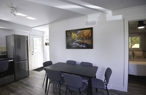 Isaacs Glen Cottage | Family Cottage with Large Yard & Lake Access