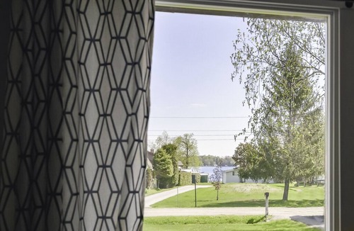 Isaacs Glen Cottage | Family Cottage with Large Yard & Lake Access