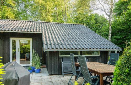 Arrild Ferieby House | Family Cottage with Terrace and Lawn