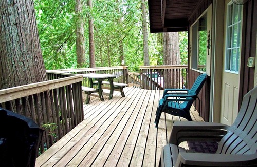 Burley Cabin | Family & Dog Friendly 2 Bedroom Plus Loft Beach Cabin