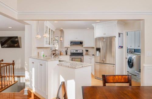 Appleton House | Family Downtown Mansion - Sleeps 13