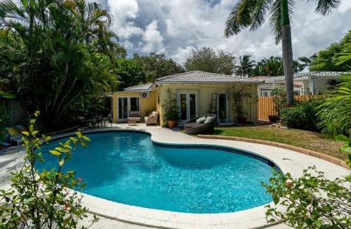 Victoria Park House | Family Escape 2BR Main plus 1BR Cottage Heated Pool