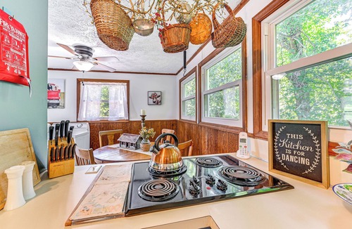 Fancy Gap Cottage | Family Fancy Gap Cottage w/Deck - Pets Welcome!