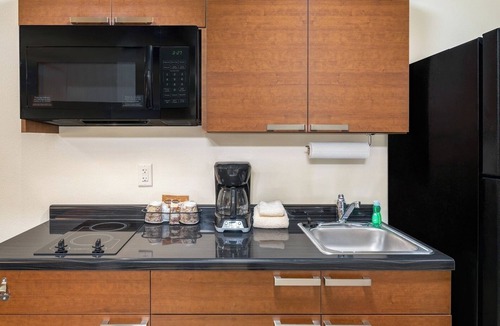 La Vista Hotel | Family-Friendly 2-Unit w/2 Queen Beds & Kitchen – Explore Zoo, Shops & Dining