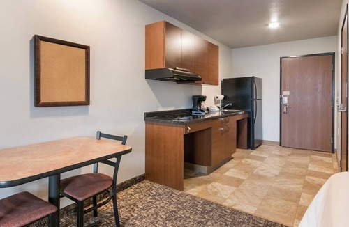 La Vista Hotel | Family-Friendly 2-Unit w/2 Queen Beds & Kitchen – Explore Zoo, Shops & Dining