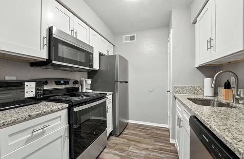 Southridge Apartment | Family-Friendly 2Bd Midterm Stay I Parking Onsite