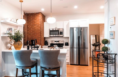 Fox Point Apartment | Family-Friendly 2BR Walk to Waterfront & Park Parking East Side