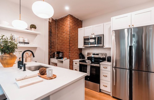 Fox Point Apartment | Family-Friendly 2BR Walk to Waterfront & Park Parking East Side