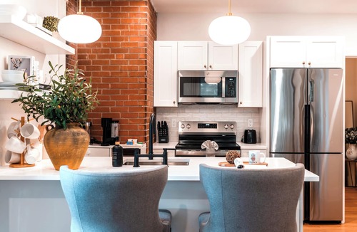 Fox Point Apartment | Family-Friendly 2BR Walk to Waterfront & Park Parking East Side