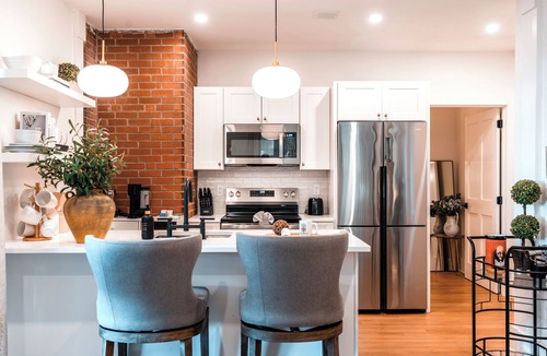 Fox Point Apartment | Family-Friendly 2BR Walk to Waterfront & Park Parking East Side