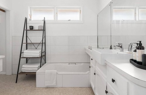 Mount Clear House | Family-Friendly 3-Bed near Sov Hill