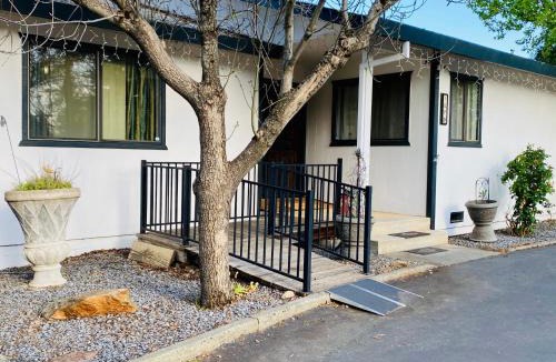North Auburn House | Family friendly, 3 bedroom house, with king bed for up to 15 - BBQ - Internet - jet tub