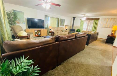 North Auburn House | Family friendly, 3 bedroom house, with king bed for up to 15 - BBQ - Internet - jet tub
