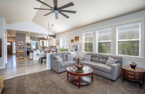 Canby House | Family Friendly 3BR/2BA Entire home + workspace