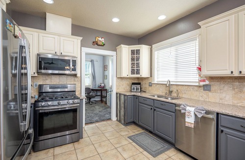 Canby House | Family Friendly 3BR/2BA Entire home + workspace