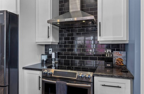 Paradise Apartment | Family-Friendly 3BR, HotTub, Patio, Bar, Fireplace