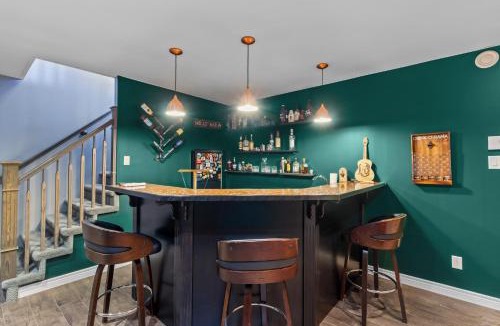 Paradise Apartment | Family-Friendly 3BR, HotTub, Patio, Bar, Fireplace