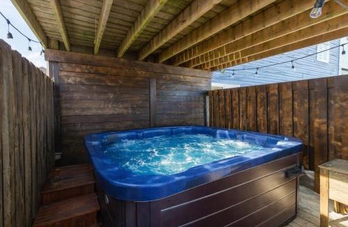 Paradise Apartment | Family-Friendly 3BR, HotTub, Patio, Bar, Fireplace