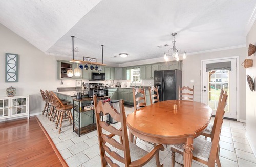 Bells House | Family-Friendly 3BR Stay with EV Charger & BBQ