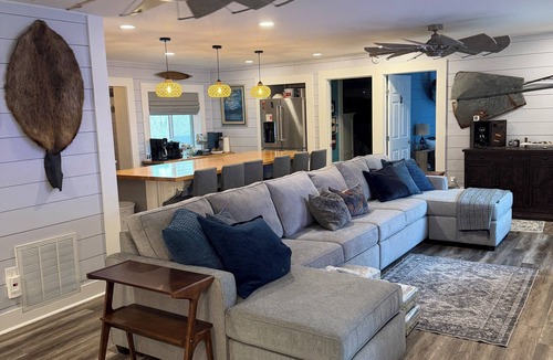 Springdale House | Family-Friendly 4 Bedroom home with Lake Access - w/Kayaks/SUP's/Water Mat