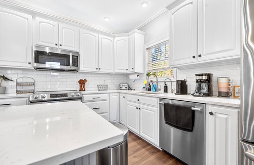 Troutville House | Family-Friendly 4 BR w.King Bed, EV Charger + Peloton + Mountain Views