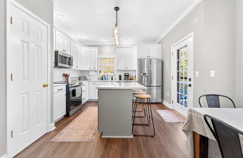 Troutville House | Family-Friendly 4 BR w.King Bed, EV Charger + Peloton + Mountain Views