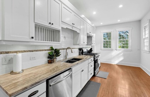 West Campus House | Family-Friendly 4BR Victorian Home ❤️ Near UT Free Parking Downtown