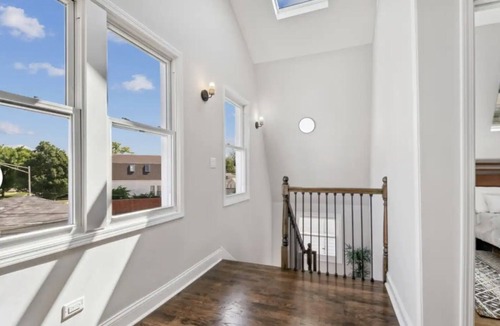 Jefferson Park House | Family friendly 5b/4ba sun-drenched home in Jefferson Park, 2 car garage!