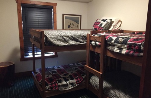 Bland Cabin | 🌞Family Friendly 6 Bedroom Lodge.Restored Barn140 acres 3 Lakes.Miles of Trails!