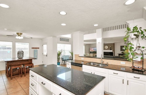 Atascocita House | Family-Friendly 6BR Retreat w/Pool & Hot Tub