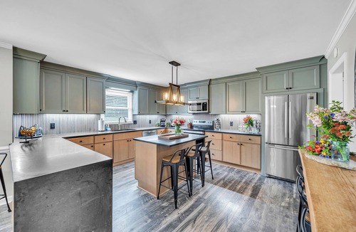 Jamestown House | Family Friendly 7 bedrooms, 4.5 baths with game room & ping pong table
