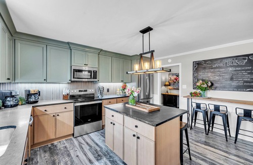 Jamestown House | Family Friendly 7 bedrooms, 4.5 baths with game room & ping pong table