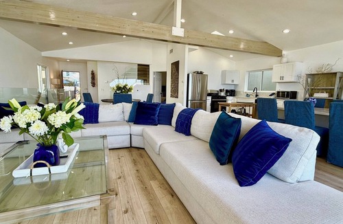 South Oceanside House | Family Friendly, 8 Br Beachfront House, Fire Ring in Sand, Walk to Restaurants