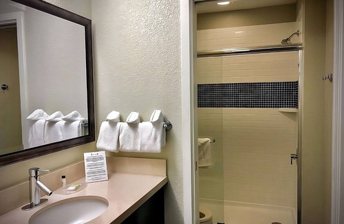 San Bruno Hotel | Family-friendly Accommodation! Pets Allowed, Onsite Parking, FREE Breakfast!