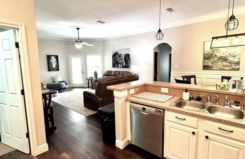 Aubrey House | Family-Friendly Beautiful Updated 4BR house close to Wedding Venues