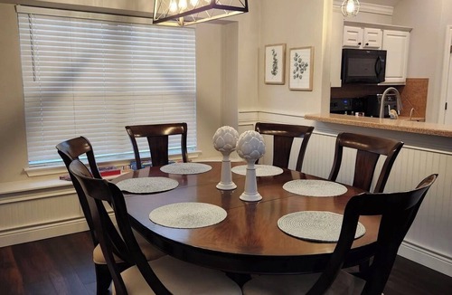 Aubrey House | Family-Friendly Beautiful Updated 4BR house close to Wedding Venues