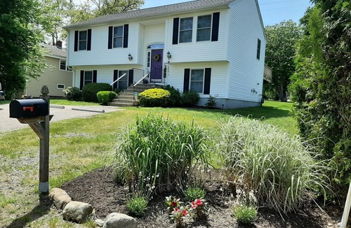 Bonnet Shores House | Family Friendly Bonnet Shores Home - Walk to beach-Central Air-Outdoor Shower