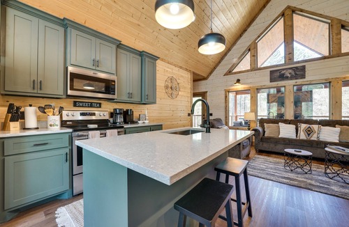 Hochatown Cabin | Family-Friendly Broken Bow Cabin Rental w/Hot Tub