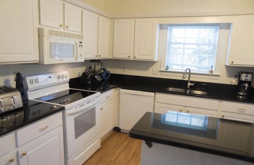 Cape Charles Condo | Family Friendly Cape Charles Getaway-3BR Condo Beach & Kiptopeke Park Access