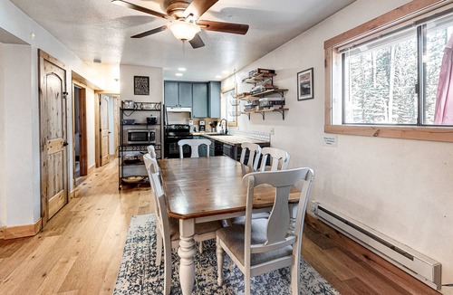 Pla-Vada Woodlands House | Family friendly Cabin with a Private Hot Tub & Private Grill