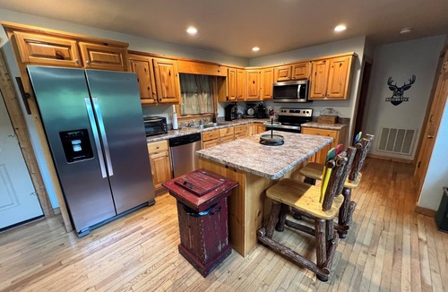 Murphy Cabin | Family-friendly cabin, with mountain views and tranquil creek near Blue Ridge