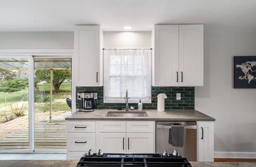 Shawnee House | *Family Friendly* Close to shops, restaurants and I-35