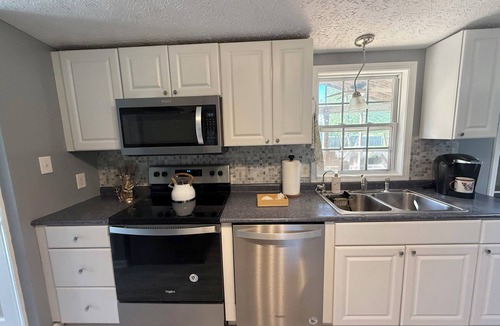 Newport House | Family Friendly Coastal Home Dog Friendly Yard Near Beach Sleeps 7