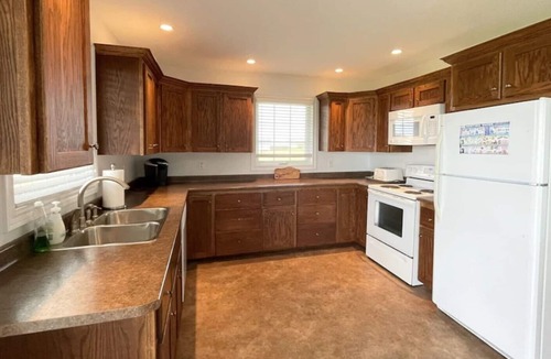 Darnley Cottage | Family friendly cottage with water view- Minutes from Thunder Cove Beach