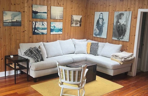 Georgina House | Family-Friendly Cottage on Lake Simcoe with Private Shared Beach Access