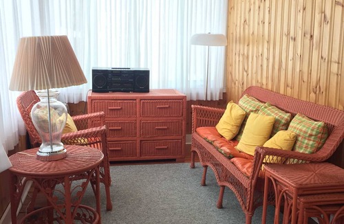 Georgina House | Family-Friendly Cottage on Lake Simcoe with Private Shared Beach Access
